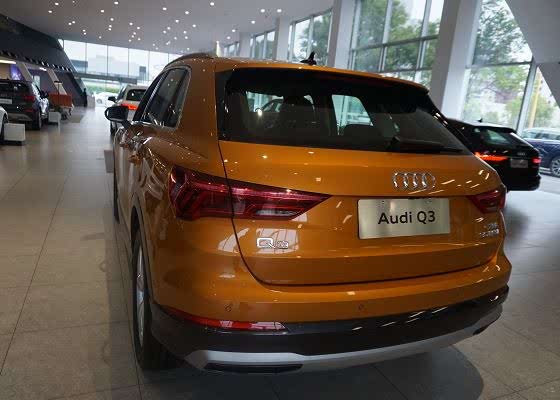 q3l奥迪2021款图片,2021款奥迪q3与2020款 2021款奥迪q3实车到店橙色涂装很洋气20t动力足价格还降了